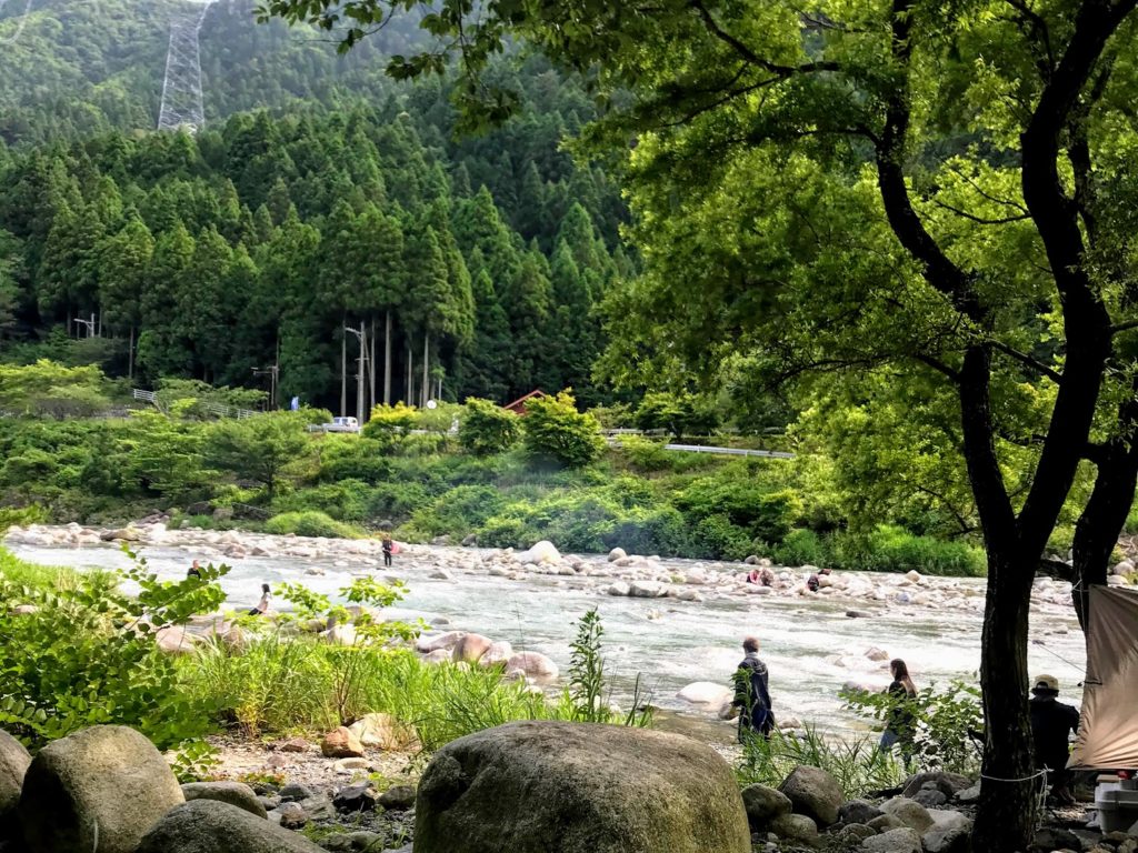 川遊びをする人たち